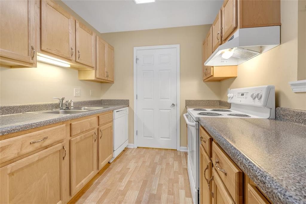 1 bedroom, 1 bathroom, 730 sq ft condominium sold at 4008 WINGATE Way, Atlanta, GA 30350