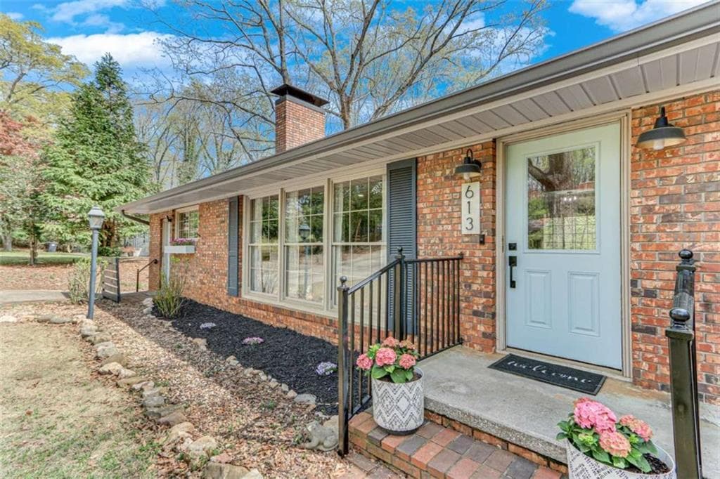 4 bedroom, 3 bathroom, 1,914 sq ft single family residence sold at 613 Holly Drive, Gainesville, GA 30501