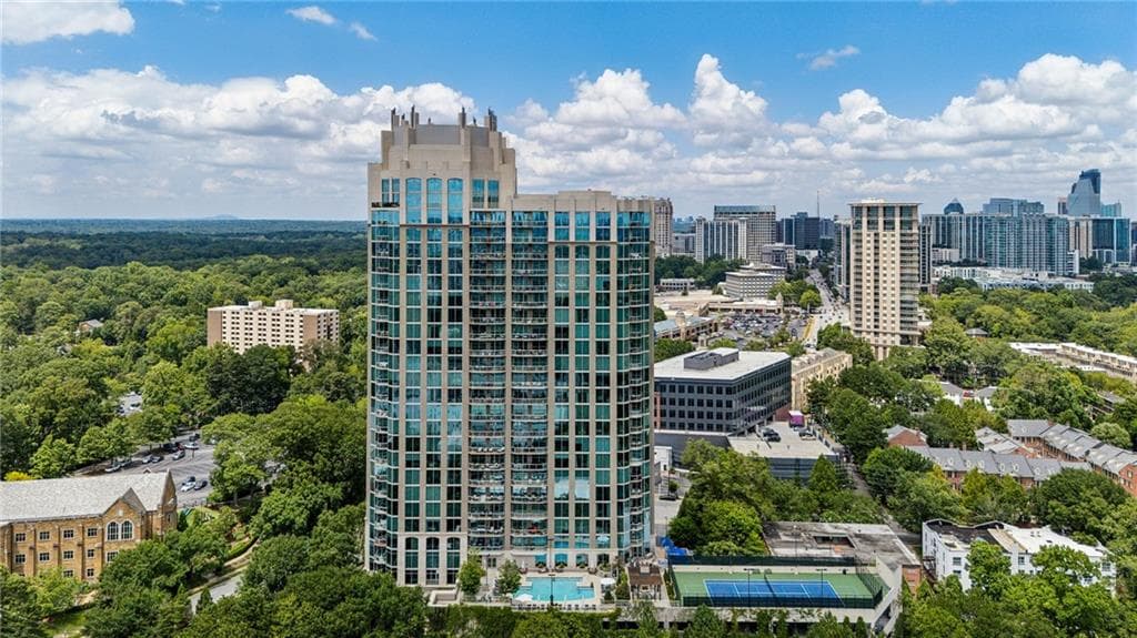 3 bedroom, 3 bathroom, 2,010 sq ft condominium sold at 2795 Peachtree Road 906, Atlanta, GA 30305