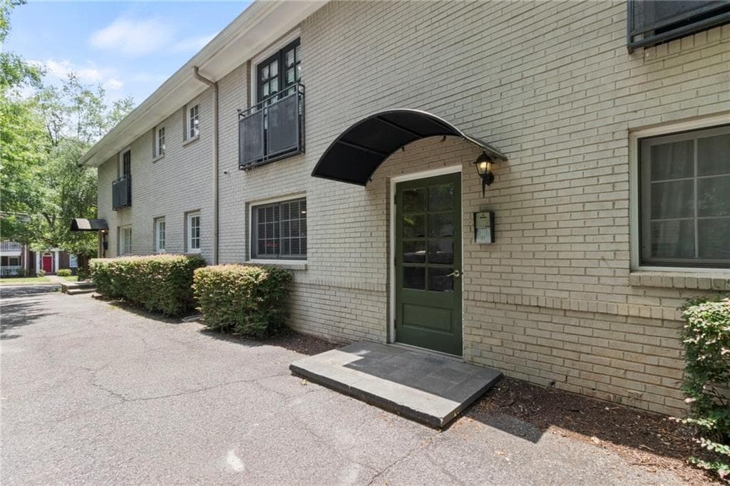 1 bedroom, 1 bathroom, 635 sq ft condominium sold at 798 Saint Charles Avenue 3, Atlanta, GA 30306