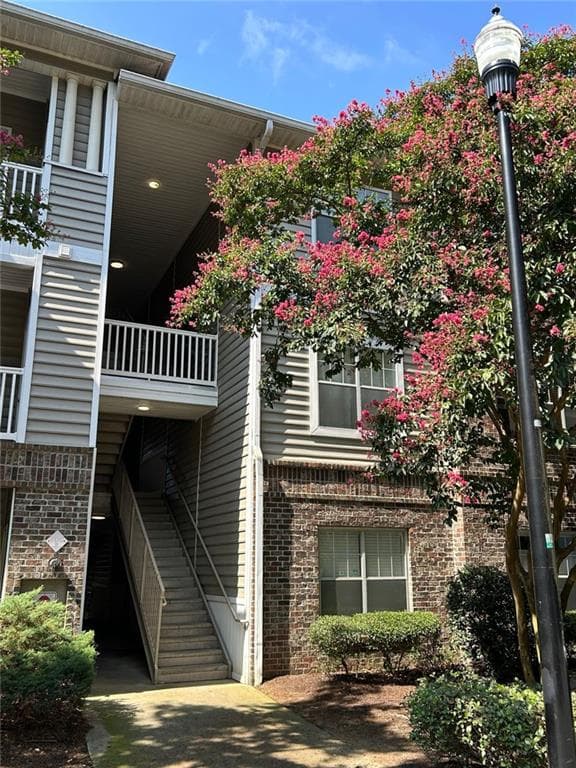 2 bedroom, 2 bathroom, 1,130 sq ft condominium sold at 2700 Pine Tree Road 1318, Atlanta, GA 30324