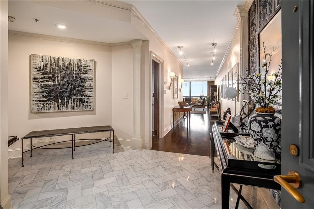3 bedroom, 3 bathroom, 2,951 sq ft condominium sold at 2660 Peachtree Road 38E, Atlanta, GA 30305