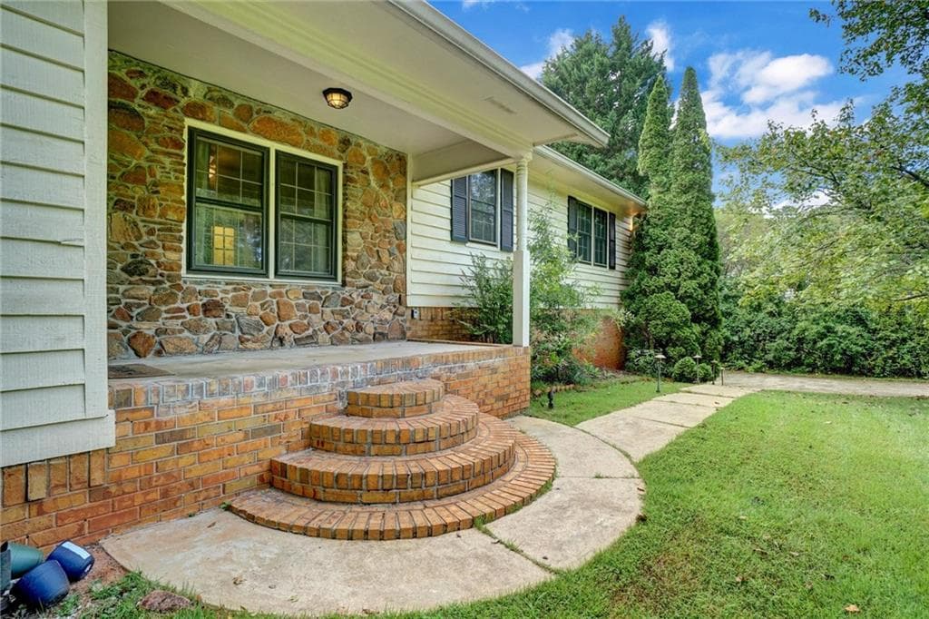3 bedroom, 2 bathroom, 1,508 sq ft single family residence sold at 2814 Bent Creek Drive, Kennesaw, GA 30152