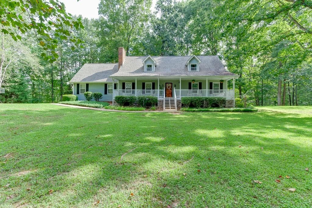4 bedroom, 2 bathroom, 2,500 sq ft single family residence sold at 4724 Gateway Lane, Flowery Branch, GA 30542