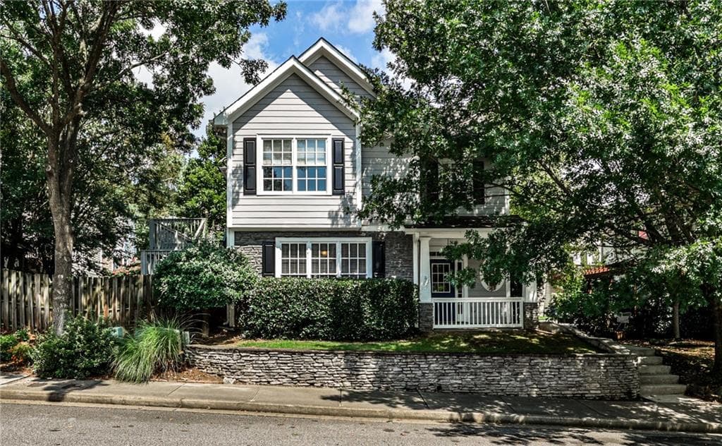 3 bedroom, 3 bathroom, 2,076 sq ft single family residence sold at 2204 Parkview Run, Atlanta, GA 30318