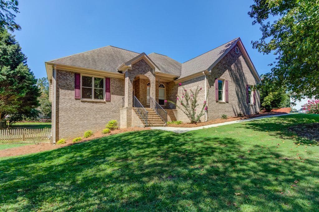 3 bedroom, 3 bathroom, 2,900 sq ft single family residence sold at 550 Nellie Lane, Loganville, GA 30052