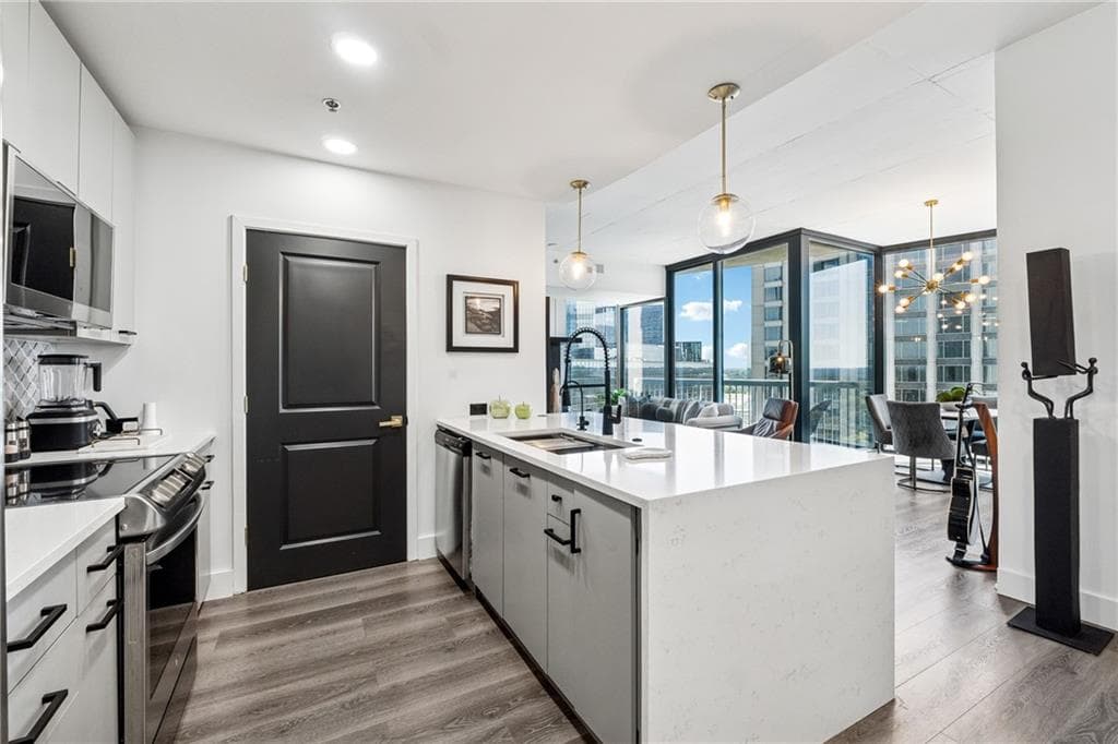 2 bedroom, 2 bathroom, 1,223 sq ft condominium sold at 3324 Peachtree Road 1301, Atlanta, GA 30326