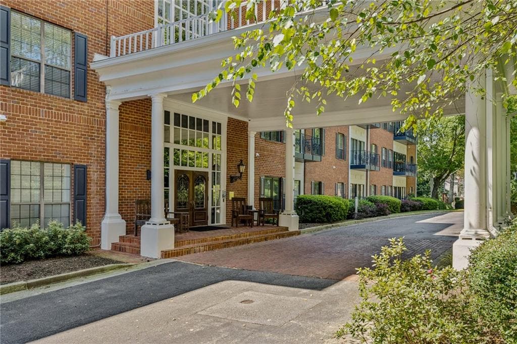 2 bedroom, 2 bathroom, 1,270 sq ft condominium sold at 2921 Lenox Road 106, Atlanta, GA 30324