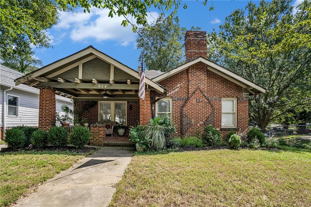 2 bedroom, 1 bathroom, 1,294 sq ft single family residence sold at 954 White Street, Atlanta, GA 30310