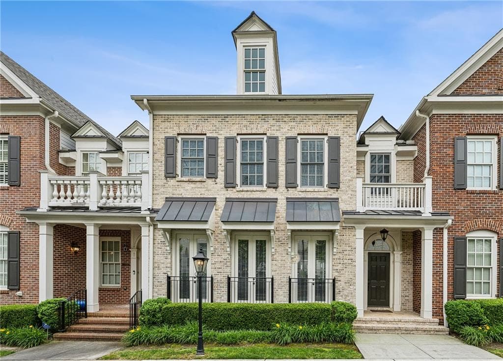 3 bedroom, 3 bathroom, 3,152 sq ft townhouse sold at 3585 Roxboro Road 2, Atlanta, GA 30326