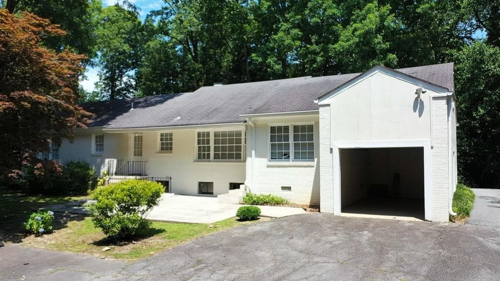 3 bedroom, 2 bathroom, 1,799 sq ft single family residence sold at 3728 Peachtree Dunwoody Road, Atlanta, GA 30342