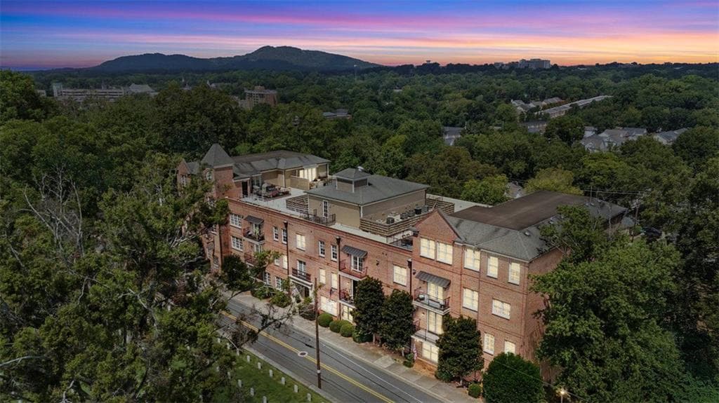 3 bedroom, 3 bathroom, 2,019 sq ft condominium sold at 351 Washington Avenue 208, Marietta, GA 30060