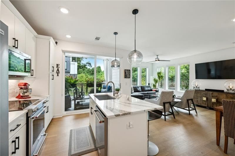 2 bedroom, 2 bathroom, 1,492 sq ft condominium sold at 403 Pratt Drive 1009, Atlanta, GA 30315