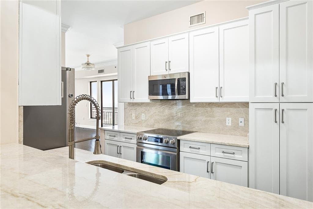 1 bedroom, 1 bathroom, 1,303 sq ft condominium sold at 3445 Stratford Road 3403, Atlanta, GA 30326