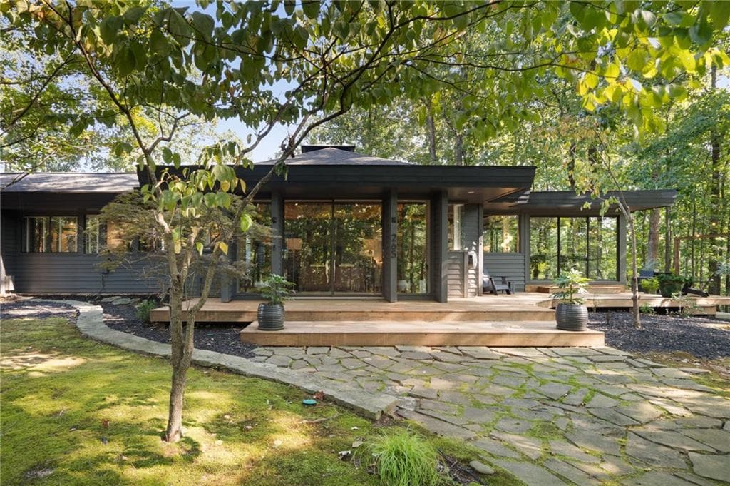 3 bedroom, 2 bathroom, 2,601 sq ft single family residence sold at 265 Glen Lake Drive, Atlanta, GA 30327
