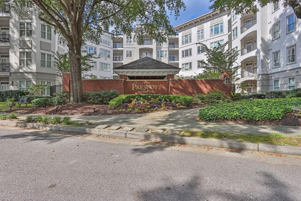 1 bedroom, 2 bathroom, 991 sq ft condominium sold at 11 Perimeter Center 1114, Atlanta, GA 30324