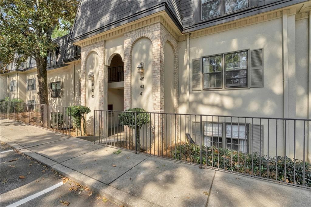 2 bedroom, 2 bathroom, 1,280 sq ft condominium sold at 40 Chaumont Square, Atlanta, GA 30327