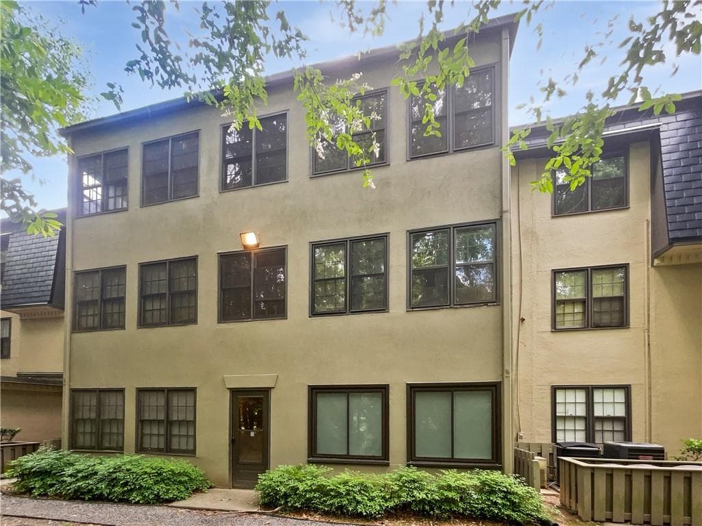 1 bedroom, 1 bathroom, 812 sq ft condominium sold at 53 Monet Court, Atlanta, GA 30327
