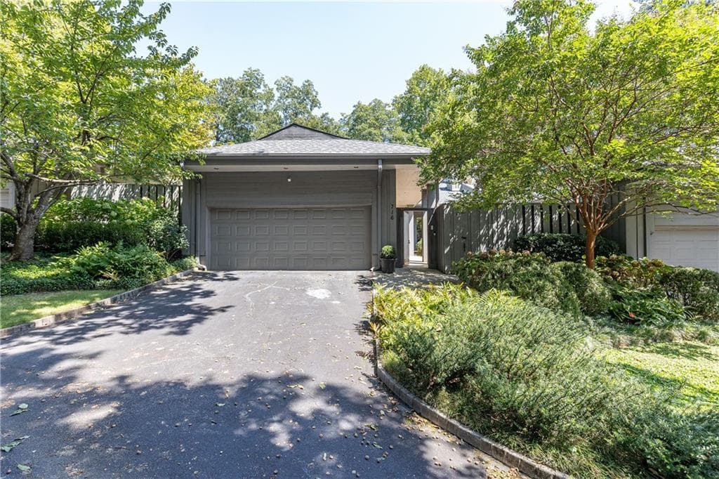 3 bedroom, 4 bathroom townhouse sold at 716 Mill Walk, Atlanta, GA 30327