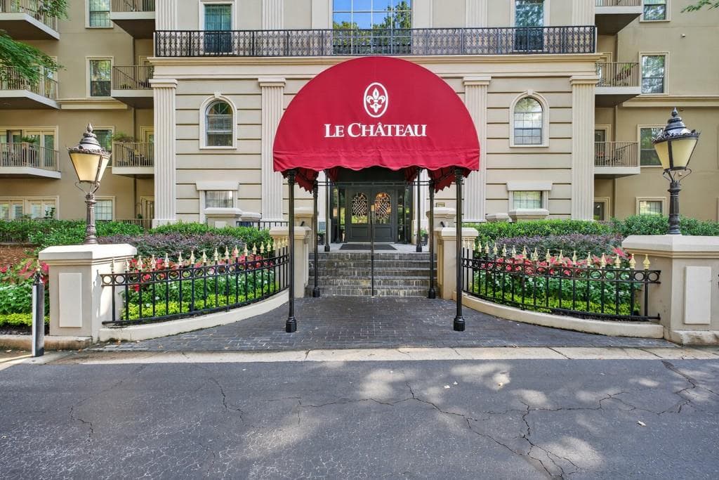 2 bedroom, 2 bathroom, 2,045 sq ft condominium sold at 2865 Lenox Road 207, Atlanta, GA 30324