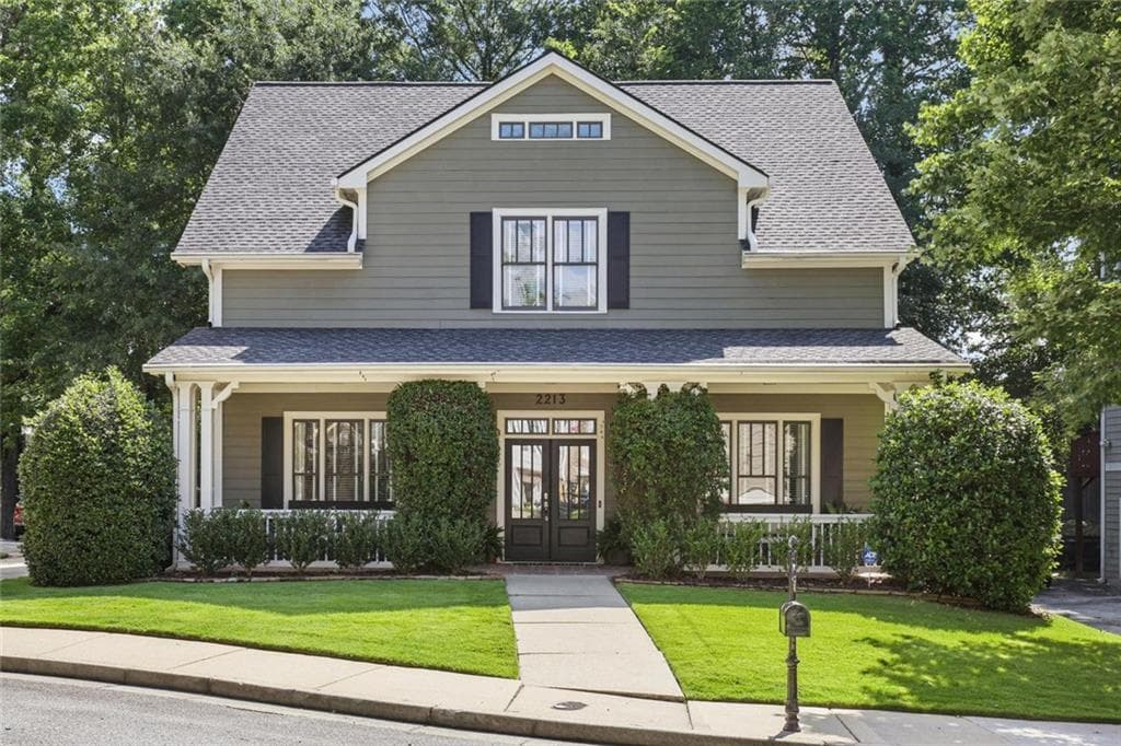 3 bedroom, 3 bathroom, 2,610 sq ft single family residence sold at 2213 Parkview Court, Atlanta, GA 30318