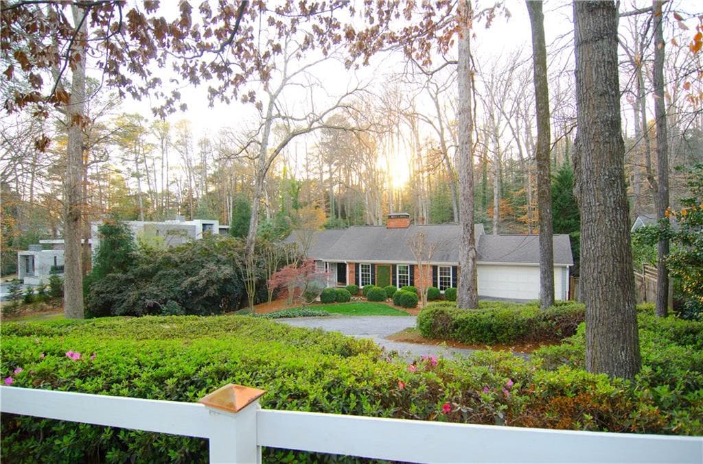 4 bedroom, 1,926 sq ft single family residence sold at 2580 Northside Drive, Atlanta, GA 30305