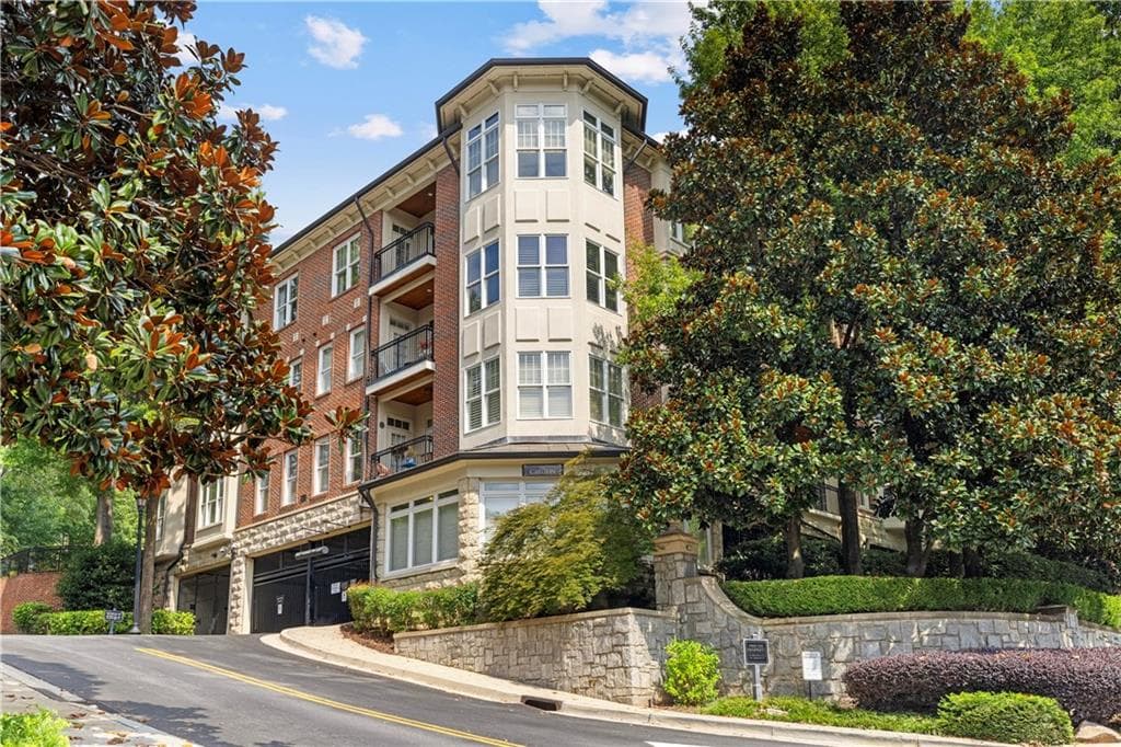 2 bedroom, 1 bathroom, 1,057 sq ft condominium sold at 825 Highland Lane 1115, Atlanta, GA 30306