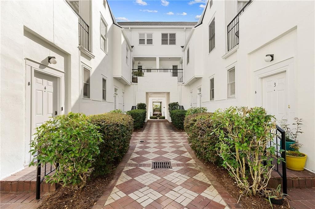 2 bedroom, 2 bathroom, 1,206 sq ft condominium sold at 1170 N Highland Avenue B7, Atlanta, GA 30306