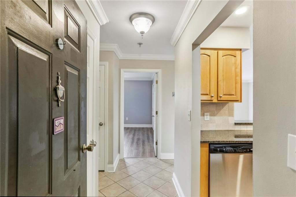 1 bedroom, 1 bathroom, 760 sq ft condominium sold at 300 Johnson Ferry Road A811, Atlanta, GA 30328