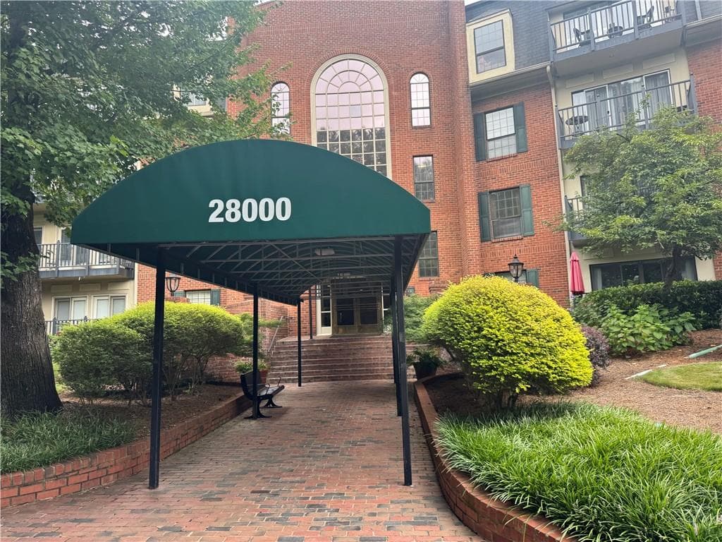 3 bedroom, 3 bathroom, 2,200 sq ft condominium for sale at 28112 Plantation Drive, Atlanta, GA 30324