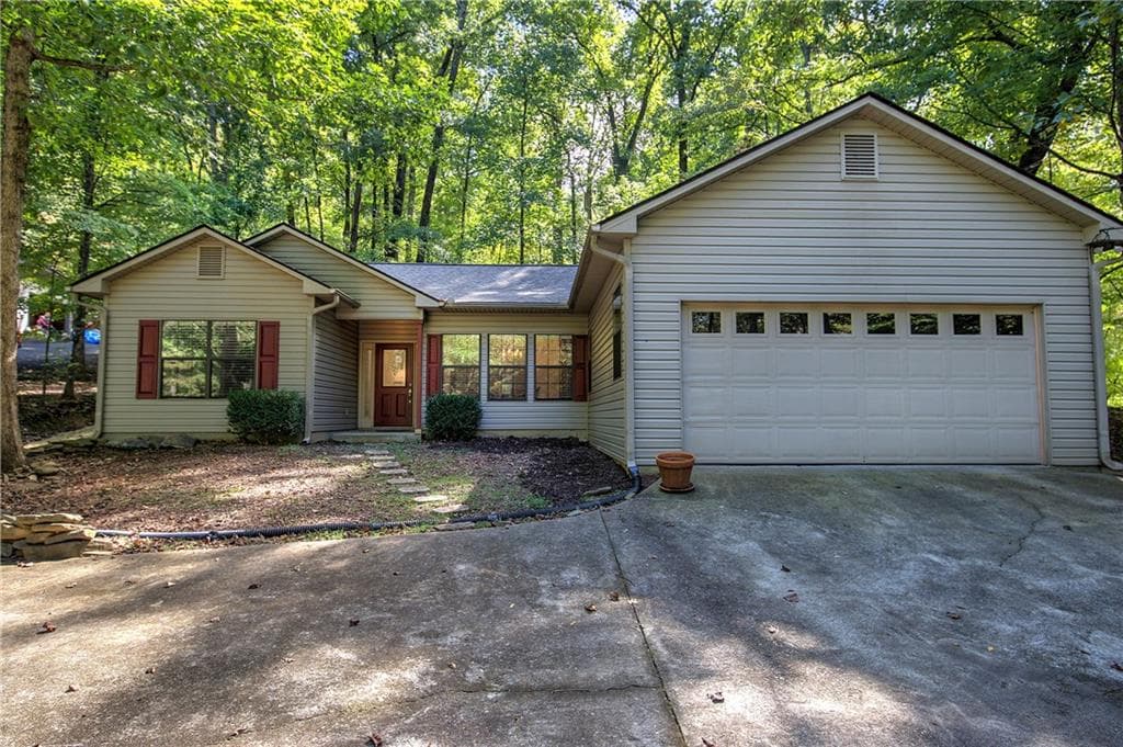 3 bedroom, 2 bathroom, 1,660 sq ft single family residence for sale at 858 Crippled Oak Trail, Jasper, GA 30143