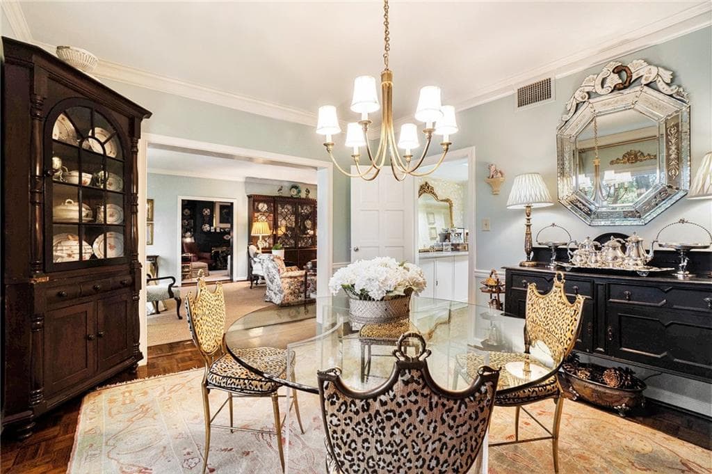2 bedroom, 3 bathroom, 2,570 sq ft condominium sold at 2769 Peachtree Road 6, Atlanta, GA 30305