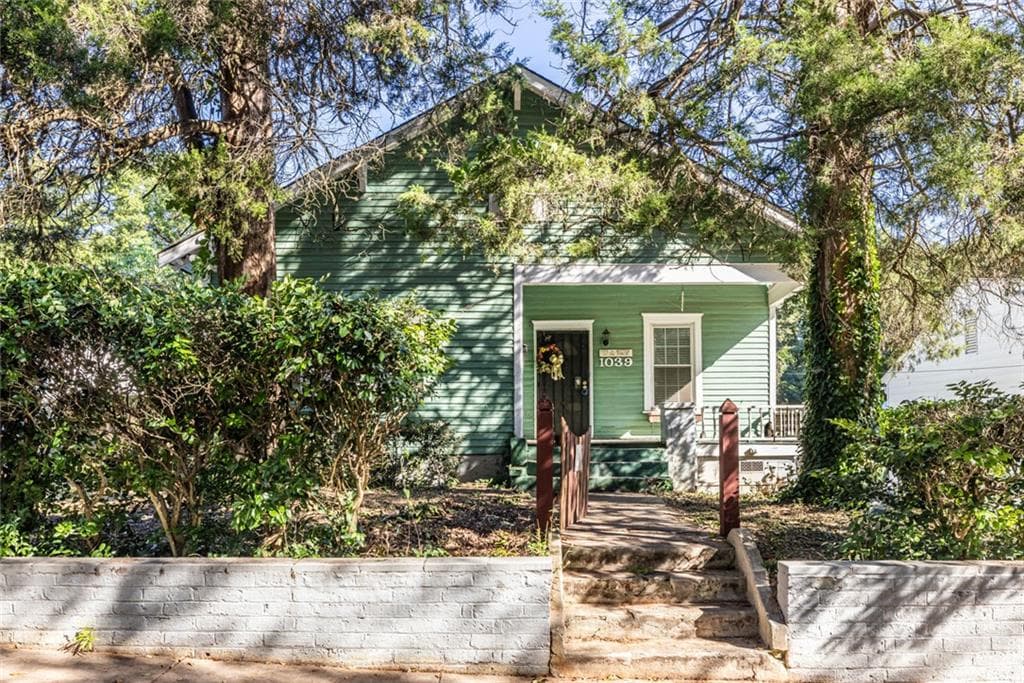 3 bedroom, 2 bathroom, 1,280 sq ft single family residence sold at 1039 Astor Avenue, Atlanta, GA 30310