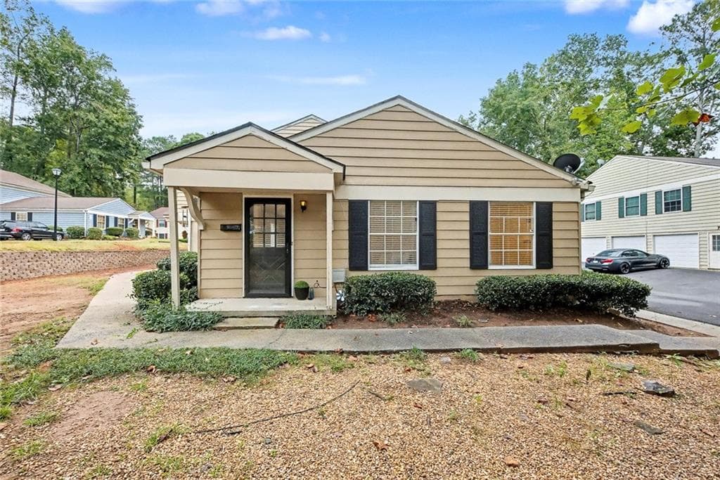 2 bedroom, 1 bathroom, 810 sq ft condominium sold at 1300 Surrey Lane, Marietta, GA 30008