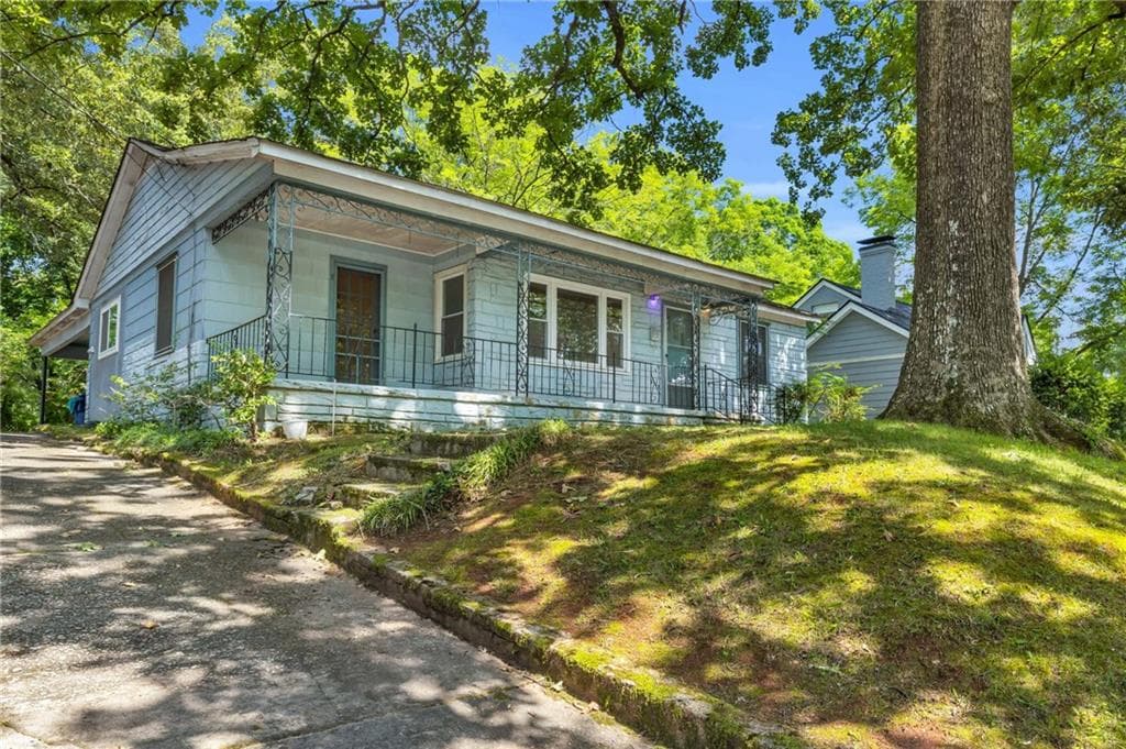 3 bedroom, 1 bathroom, 1,212 sq ft single family residence sold at 1810 Sylvan Road, Atlanta, GA 30310