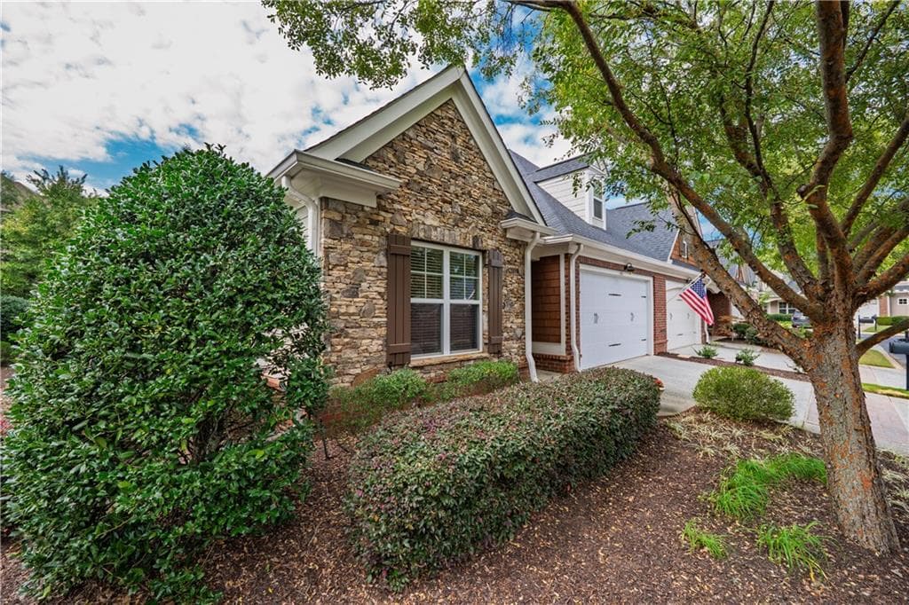 3 bedroom, 2 bathroom, 1,901 sq ft condominium sold at 1125 Memories Drive 12, Alpharetta, GA 30004