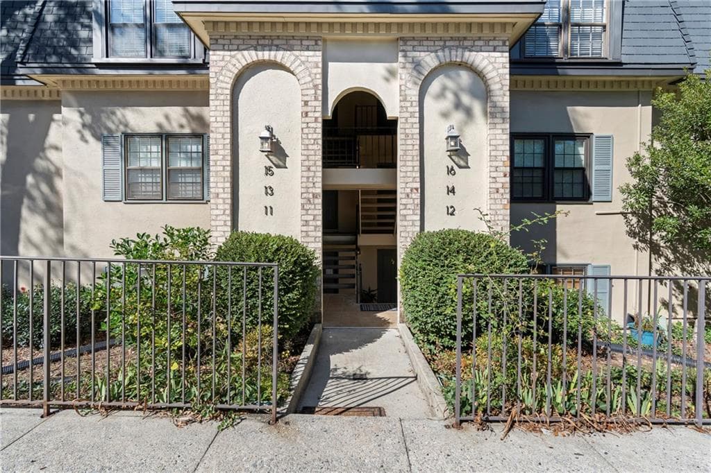 2 bedroom, 2 bathroom, 1,291 sq ft condominium sold at 13 Chaumont Square, Atlanta, GA 30327