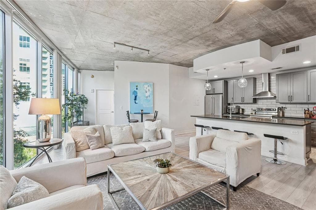 2 bedroom, 2 bathroom, 1,260 sq ft condominium sold at 950 W Peachtree Street 803, Atlanta, GA 30309
