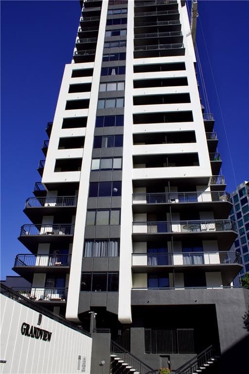 1 bedroom, 1 bathroom, 950 sq ft condominium sold at 3481 Lakeside Drive 2601, Atlanta, GA 30326