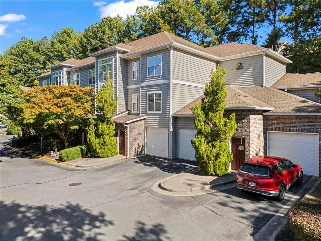 2 bedroom, 2 bathroom, 1,464 sq ft condominium sold at 2700 Pine Tree Road 3009, Atlanta, GA 30324