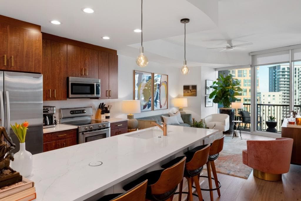 1 bedroom, 1 bathroom, 818 sq ft condominium sold at 1080 Peachtree Street 1906, Atlanta, GA 30309