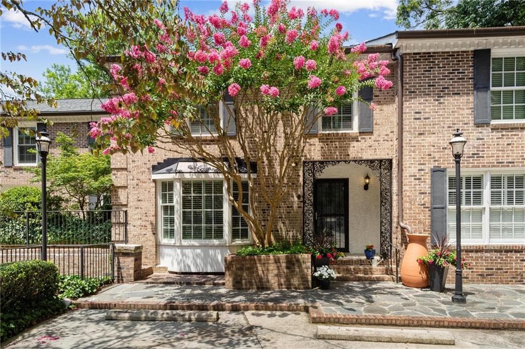 3 bedroom, 3 bathroom, 2,576 sq ft townhouse sold at 11 Ardmore Square 11, Atlanta, GA 30309