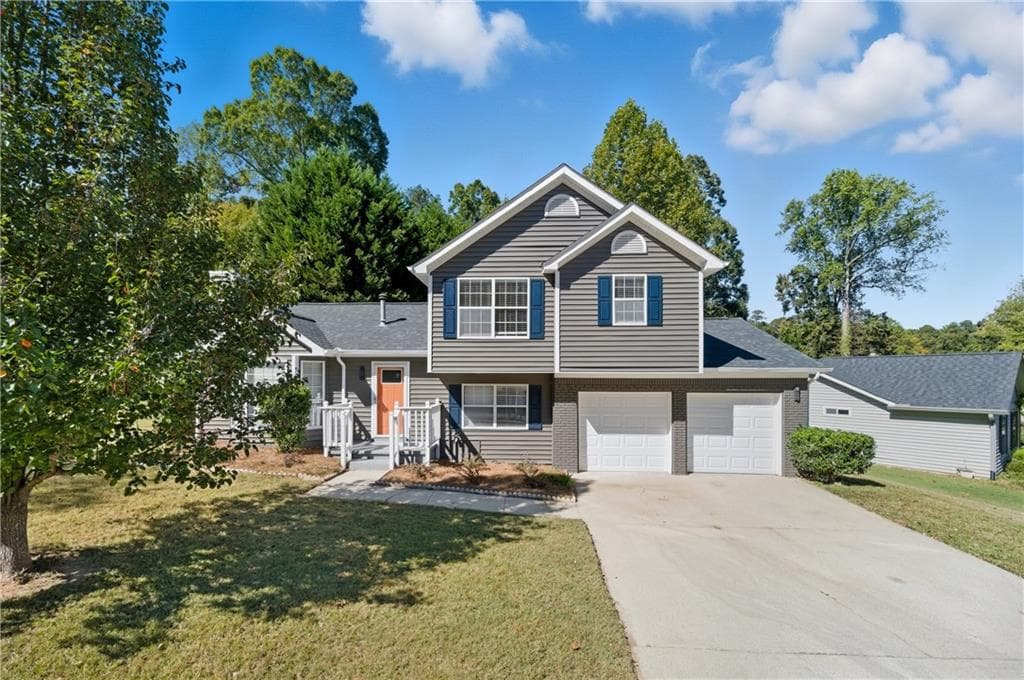 3 bedroom, 3 bathroom, 1,250 sq ft single family residence sold at 2120 Briar Glen Lane, Atlanta, GA 30331