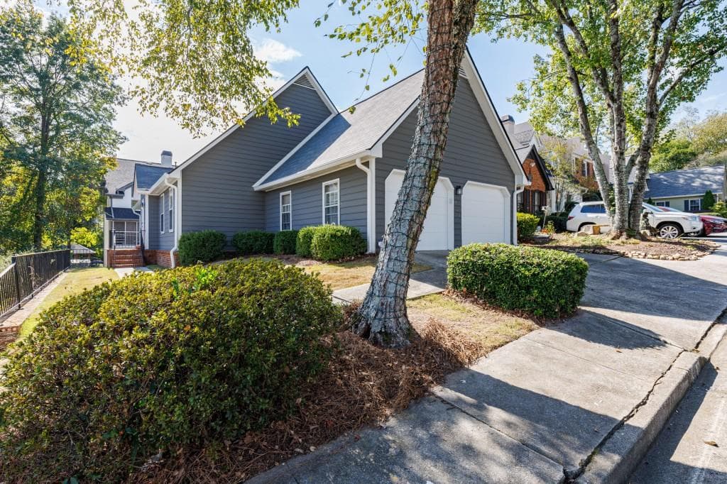 3 bedroom, 3 bathroom, 2,800 sq ft townhouse sold at 923 Lenox Hill Court, Atlanta, GA 30324