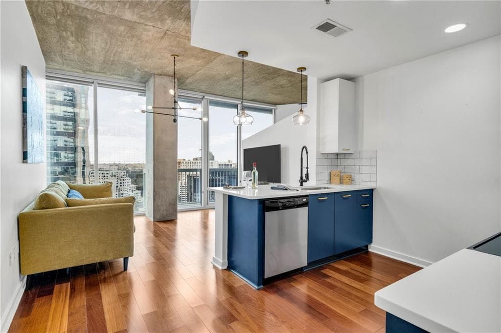 1 bedroom, 1 bathroom, 734 sq ft condominium sold at 3324 Peachtree Road 1813, Atlanta, GA 30326