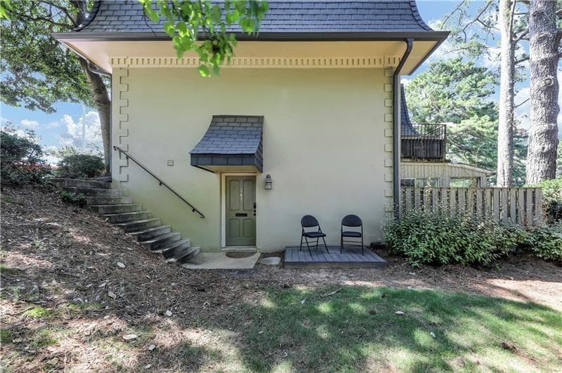 1 bedroom, 1 bathroom, 640 sq ft condominium sold at 141 Maison Place, Atlanta, GA 30327