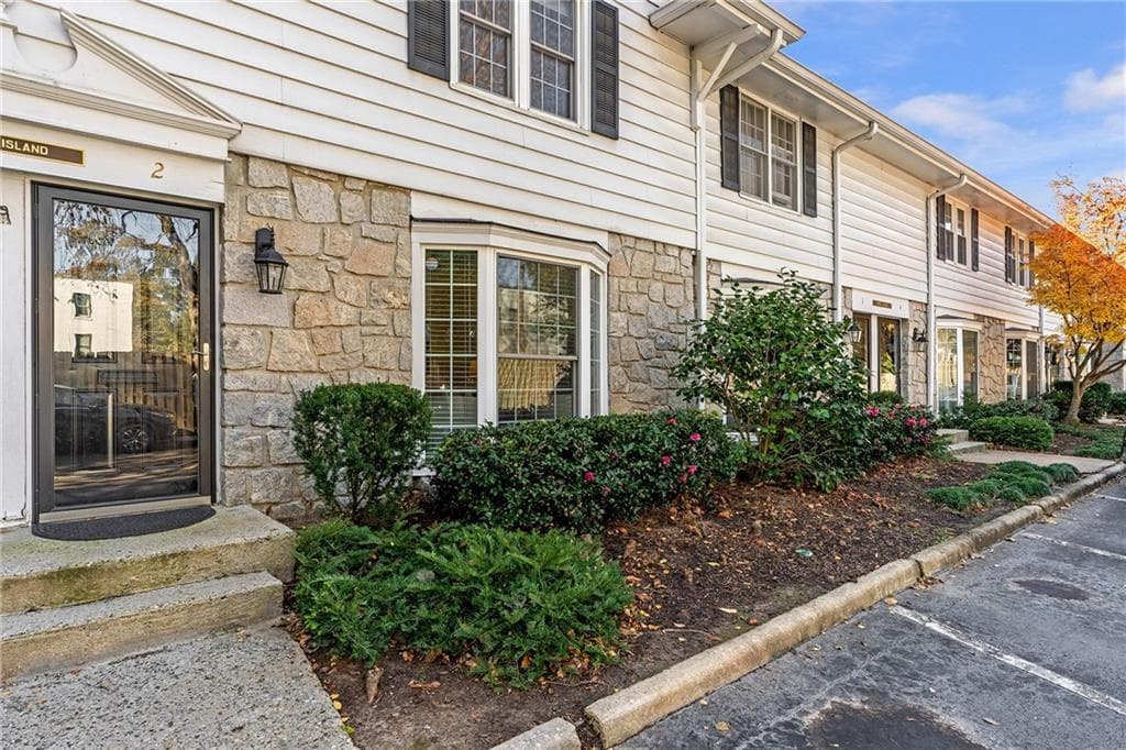2 bedroom, 2 bathroom, 1,108 sq ft condominium sold at 136 Peachtree Memorial Drive RI2, Atlanta, GA 30309