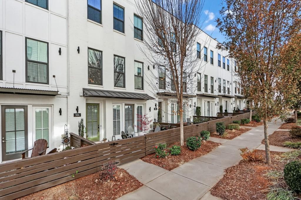 3 bedroom, 4 bathroom, 2,188 sq ft townhouse sold at 304 Liberty Way, Woodstock, GA 30188