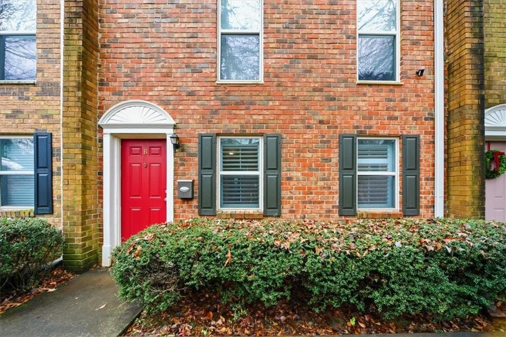 3 bedroom, 3 bathroom, 1,600 sq ft condominium for sale at 115 Winding River Drive B, Atlanta, GA 30350