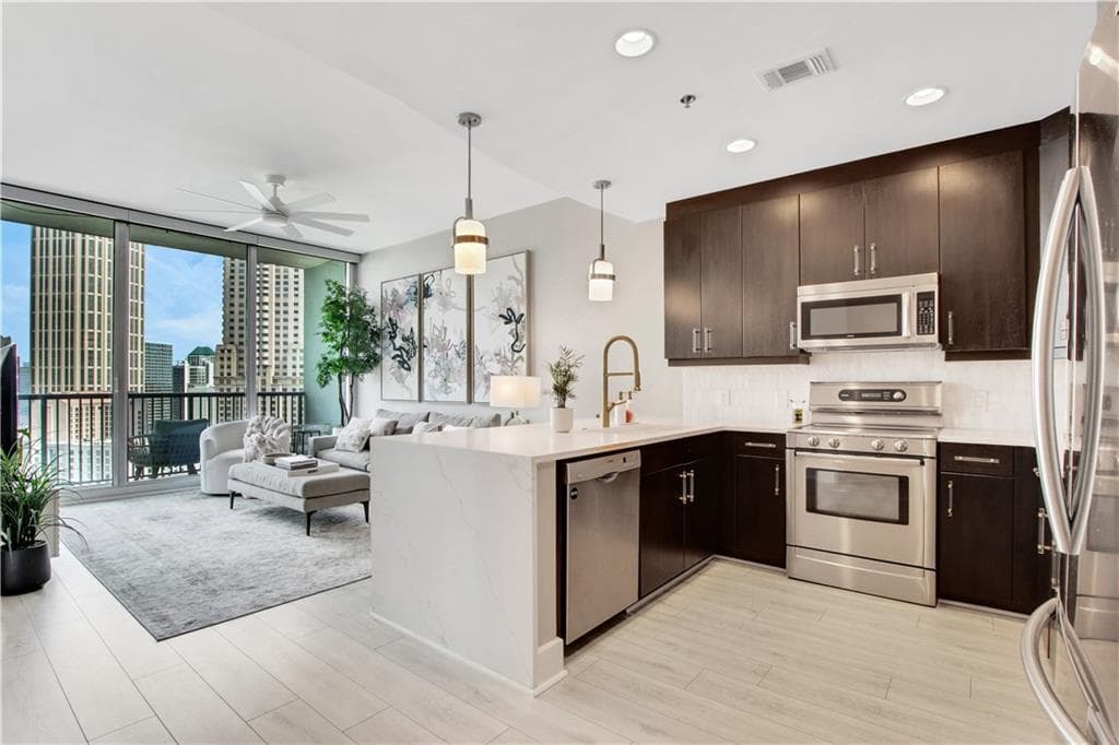 1 bedroom, 1 bathroom, 879 sq ft condominium sold at 1080 Peachtree Street 1616, Atlanta, GA 30309